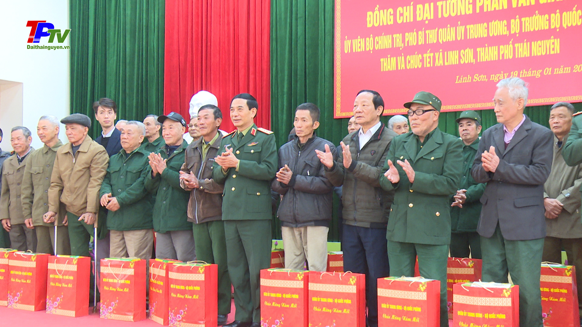 Đại tướng Phan Văn Giang tặng quà các gia đình chính sách, hộ nghèo phường Tân Thịnh và xã Linh Sơn.