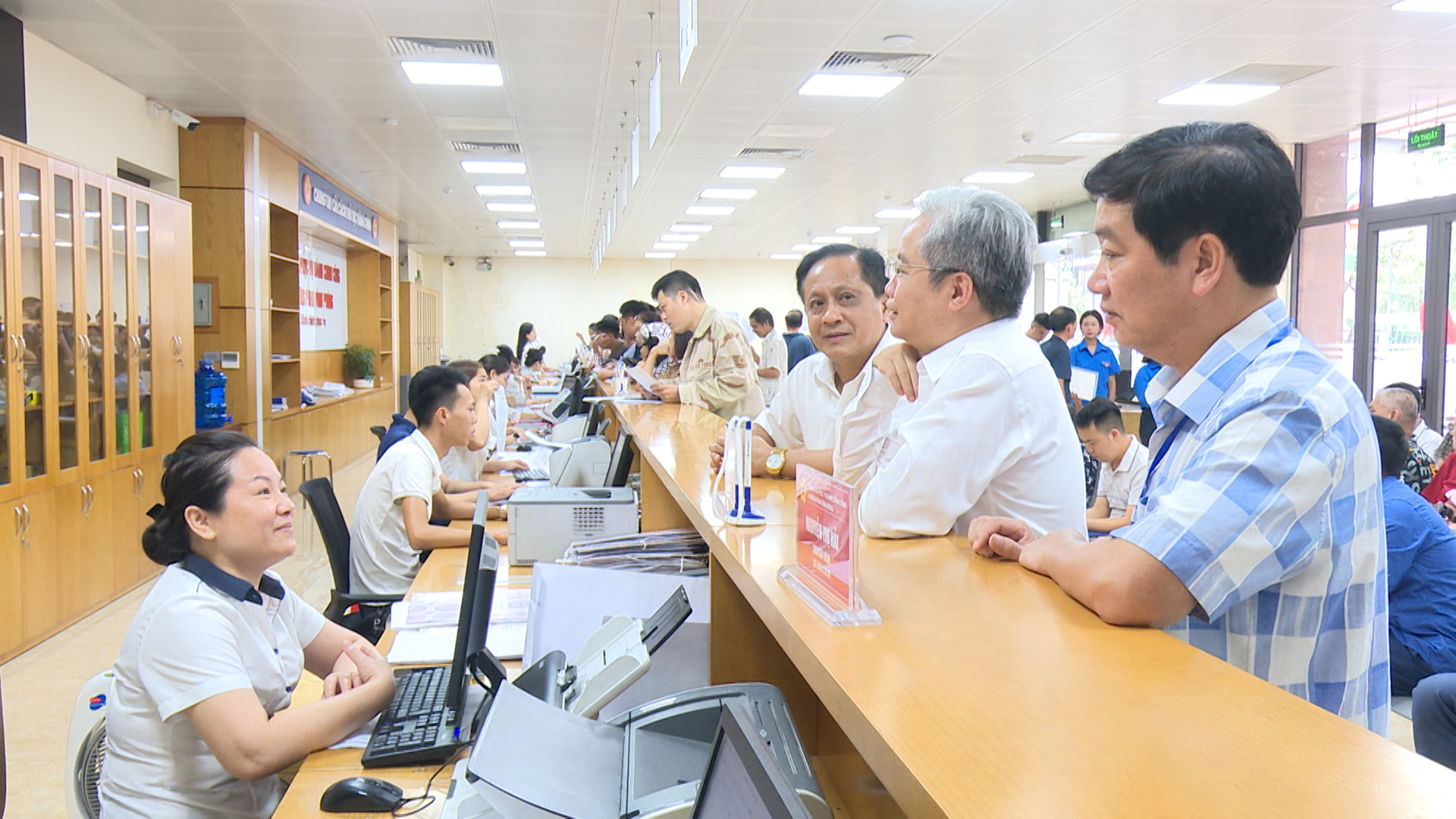 Bộ Tư Pháp nắm bắt công tác giải quyết TTHC trong lĩnh vực Tư pháp tại Trung tâm phục vụ Hành chính công phường Phan Đình Phùng.