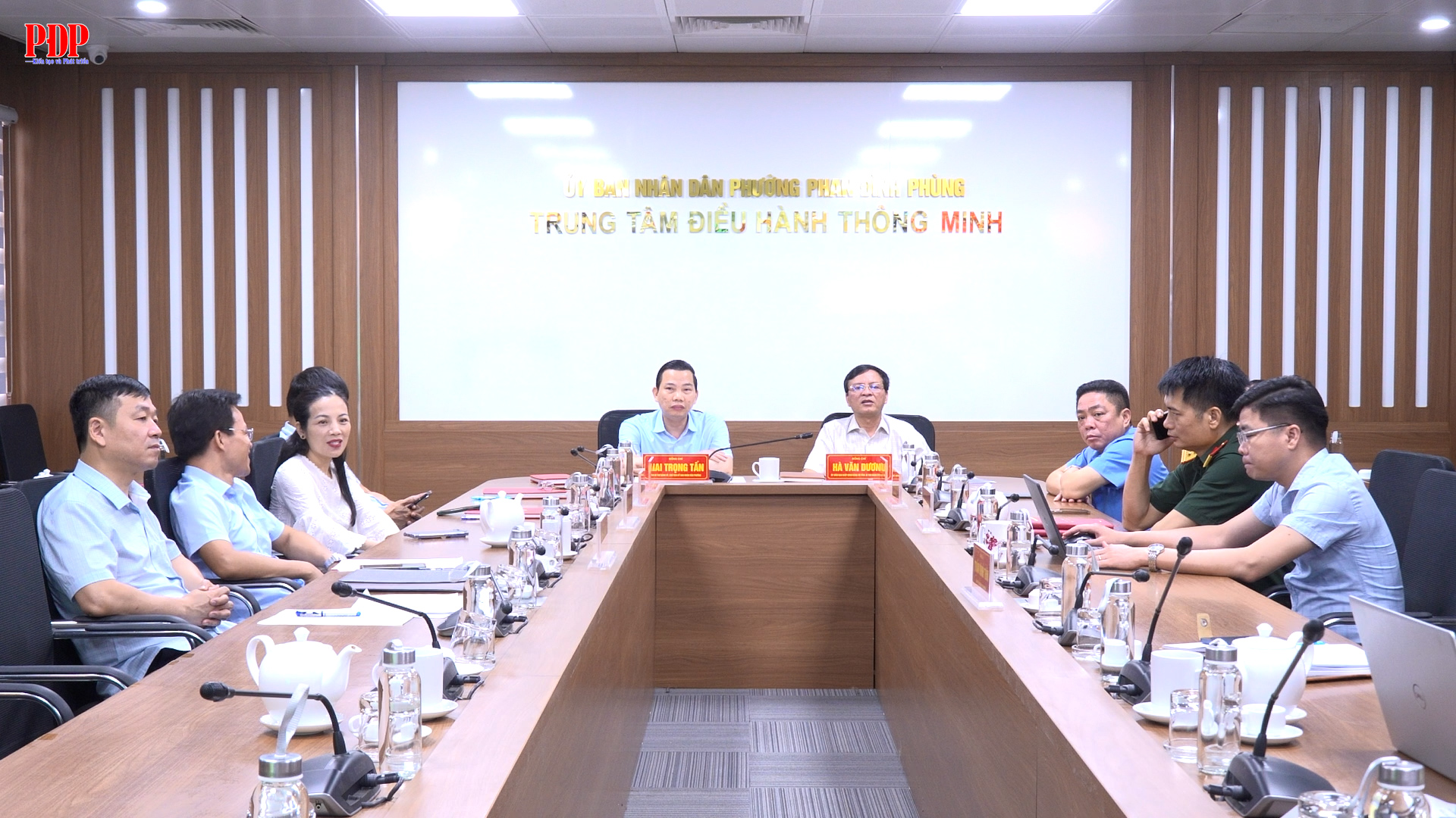 Các đồng chí lãnh đạo phường Phan Đình Phùng tham dự Hội nghị trực tuyến triển khai Tháng cao điểm khám sức khoẻ định kỳ, khám sàng lọc miễn phí cho người dân trên địa bàn tỉnh