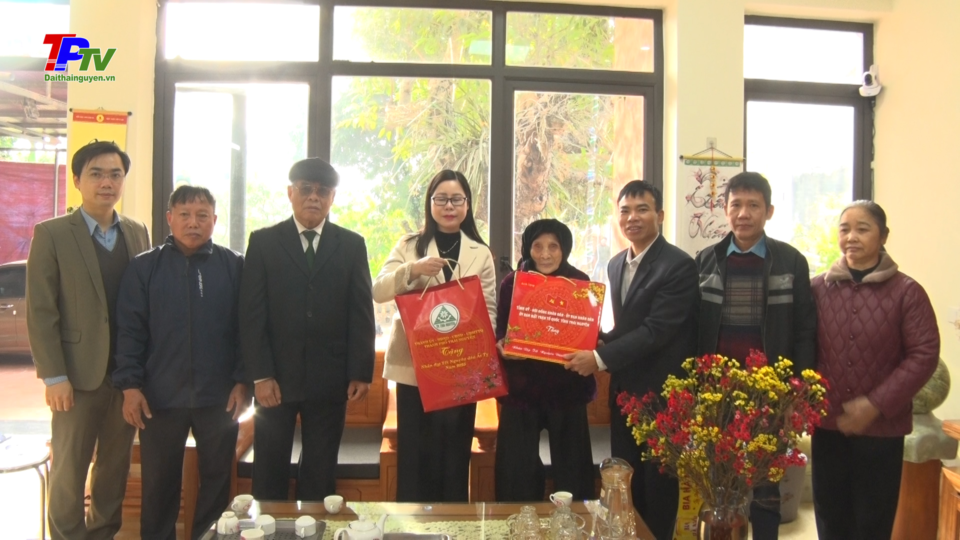 Các đồng chí lãnh đạo thành phố Thái Nguyên thăm, tặng quà các gia đình chính sách, hộ nghèo.