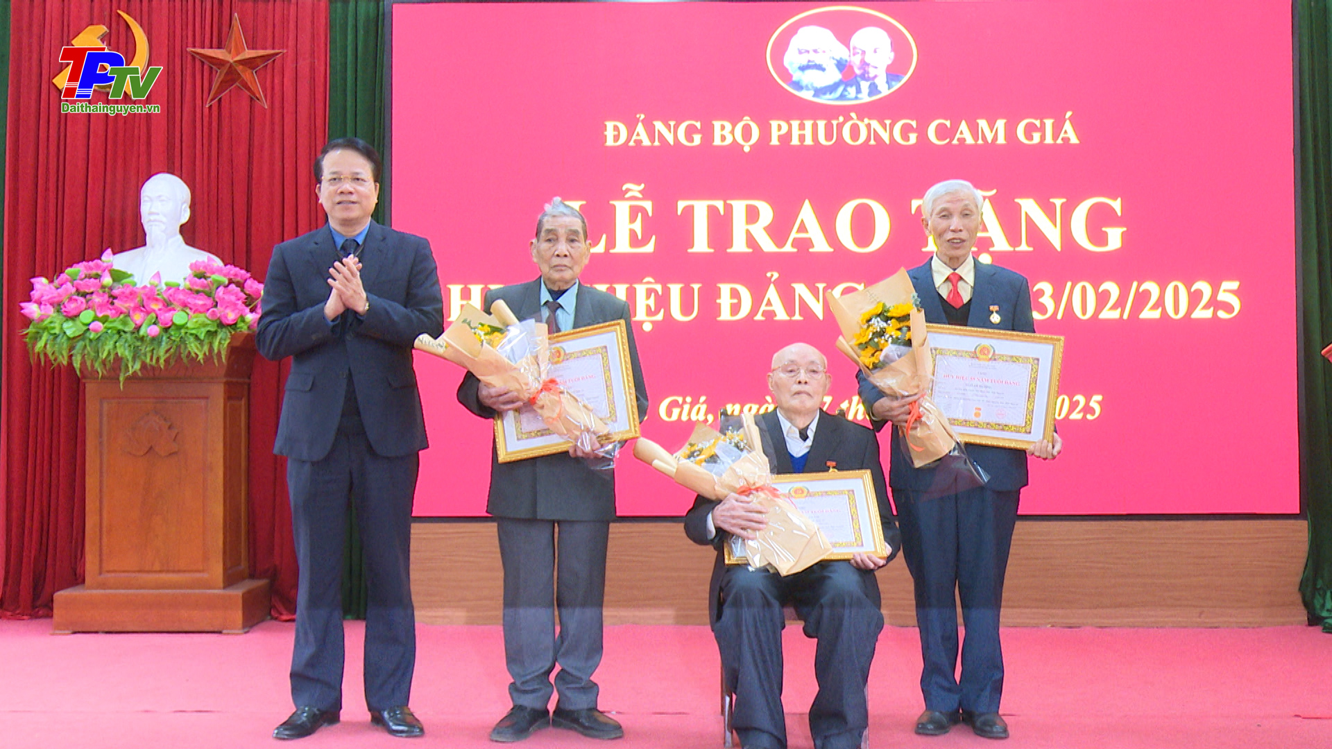 Đảng bộ phường Cam Giá: Trao tặng huy hiệu Đảng đợt 3/2.