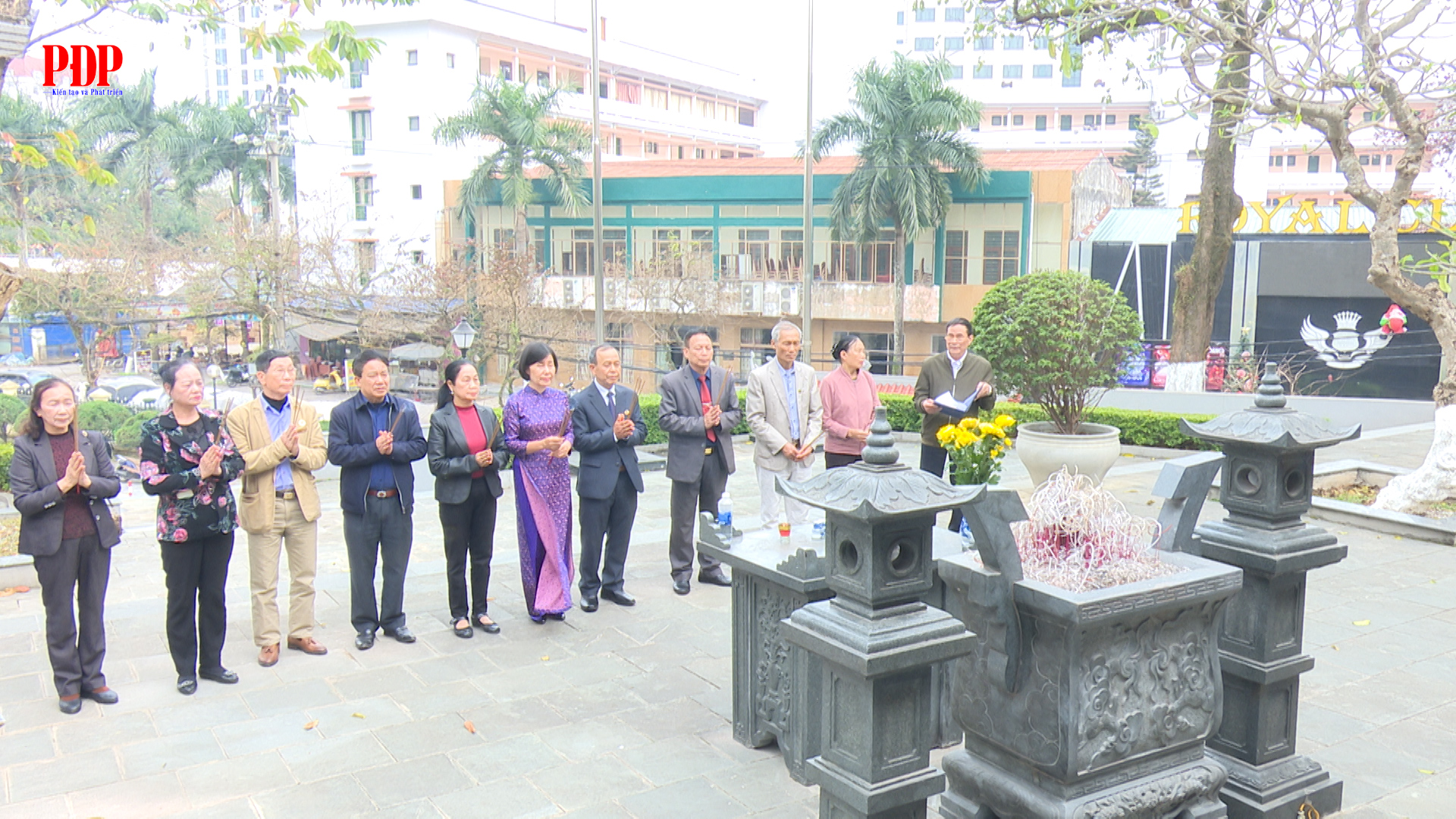 Đoàn đại biểu dự Đại hội đại biểu Hội Người cao tuổi phường Phan Đình Phùng lần thứ I, nhiệm kỳ 2026-2031 dâng hương tưởng niệm các Anh hùng liệt sỹ