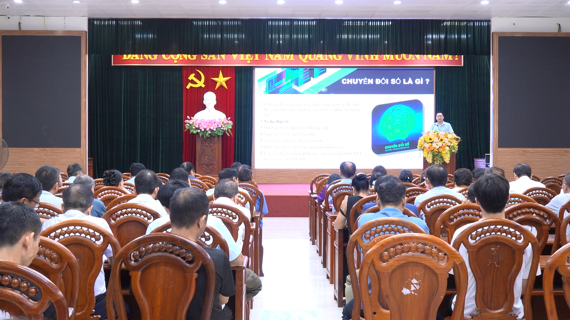 Phường Phan Đình Phùng tập huấn kỹ năng số cho tổ công nghệ số cộng đồng.