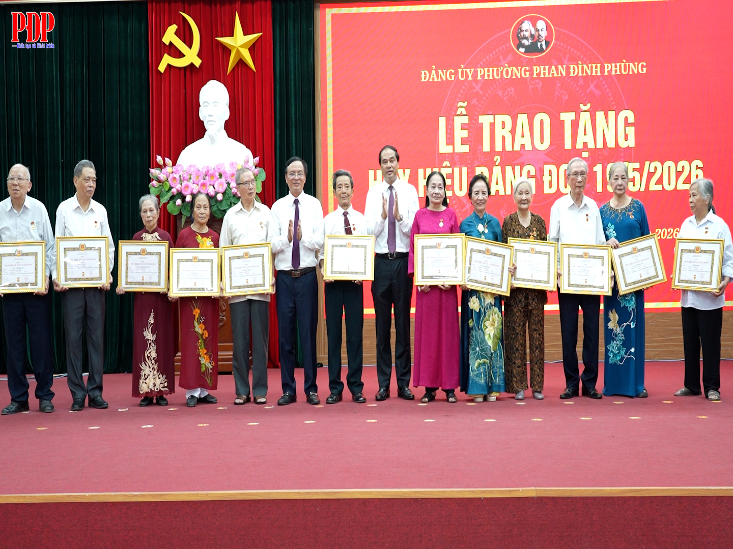 Đảng bộ phường Phan Đình Phùng: Trao tặng huy hiệu Đảng đợt 19/5/2026
