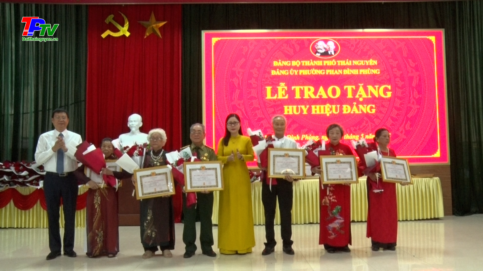 Đảng bộ phường Phan Đình Phùng: Trao tặng huy hiệu Đảng đợt 19/5.