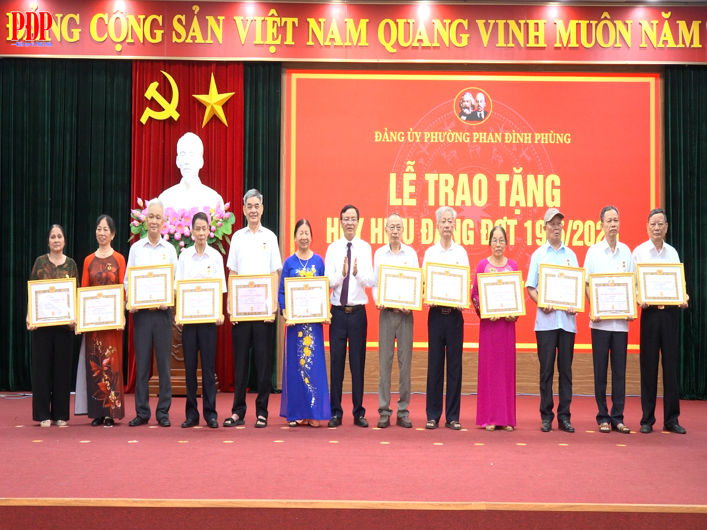 Đảng bộ Phường Phan Đình Phùng tổ chức Lễ trao tặng Huy hiệu Đảng đợt 19/5/2026