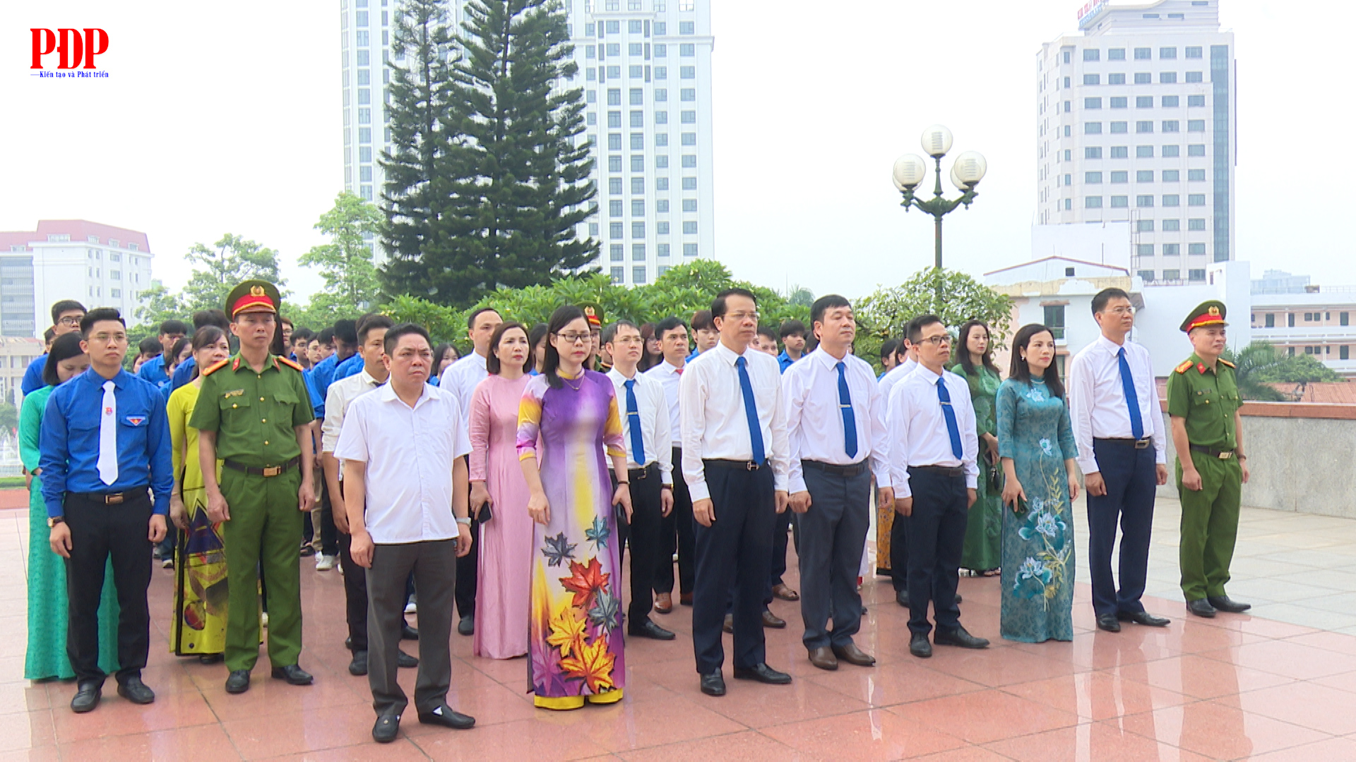 Dâng hương tri ân các Anh hùng liệt sĩ trước thềm Đại hội đại biểu Đảng bộ phường Phan Đình Phùng lần thứ I, nhiệm kỳ 2025 - 2030.