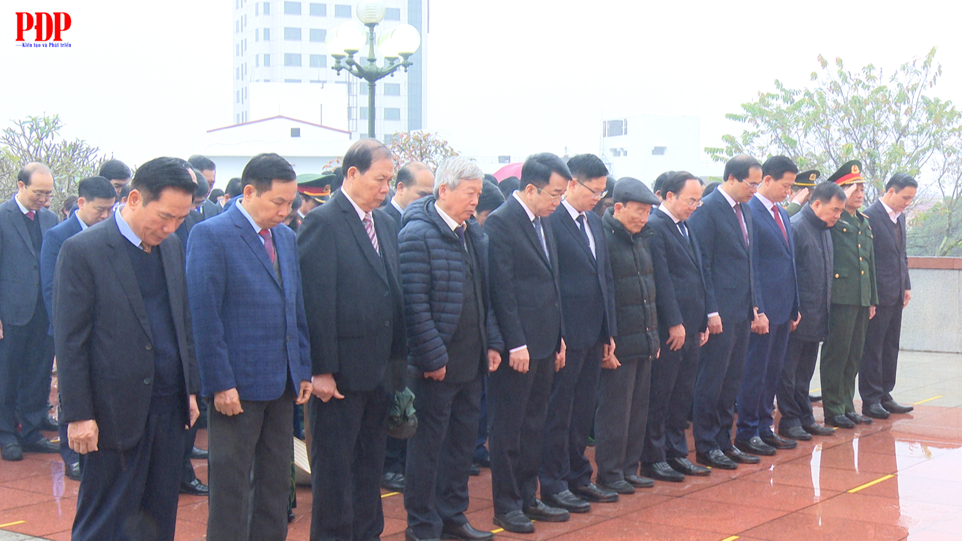 Đoàn đại biểu tỉnh Thái Nguyên dâng hương tưởng niệm các Anh hùng liệt sỹ.