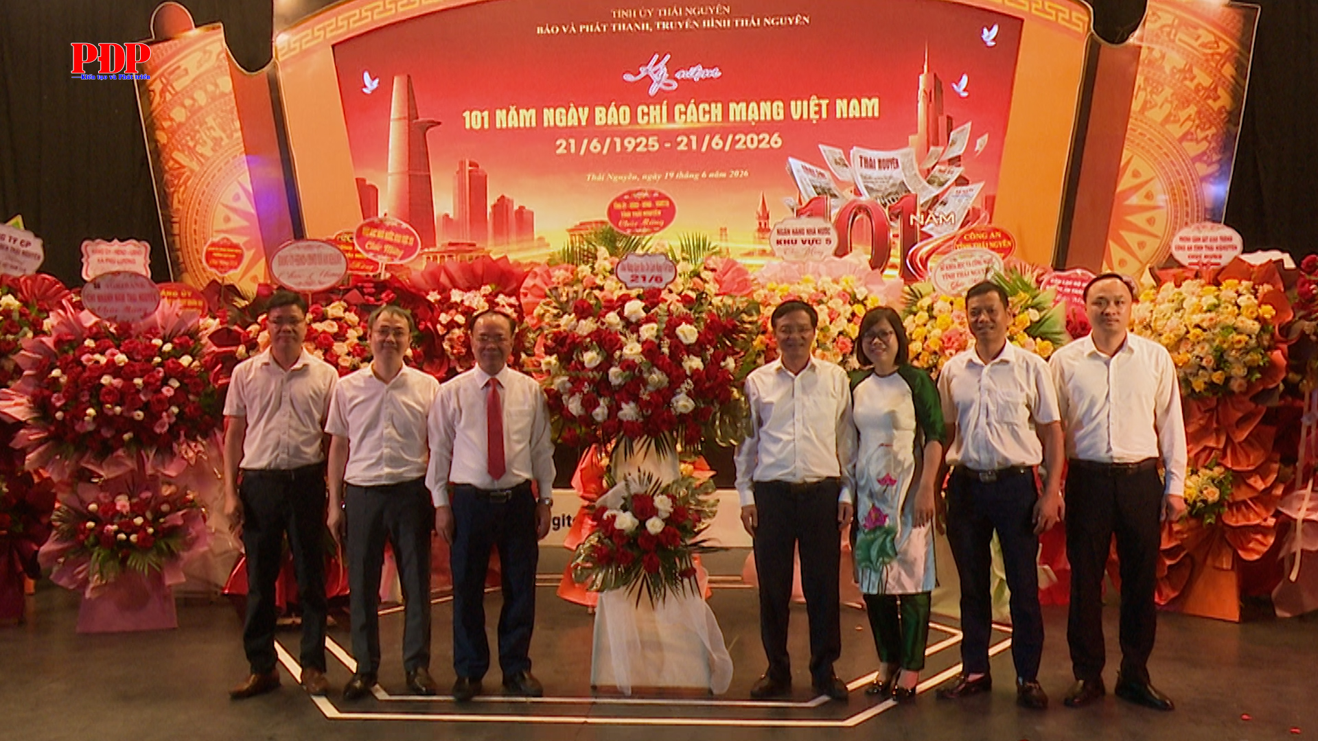 Đồng chí Bí thư Đảng ủy phường Phan Đình Phùng chúc mừng các cơ quan báo chí, truyền thông