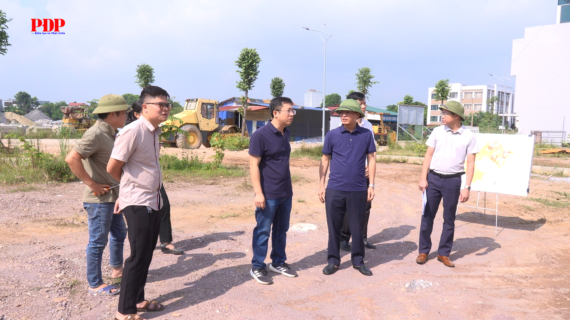 Đồng chí Bí thư Đảng ủy phường Phan Đình Phùng kiểm tra tiến độ các dự án trên địa bàn