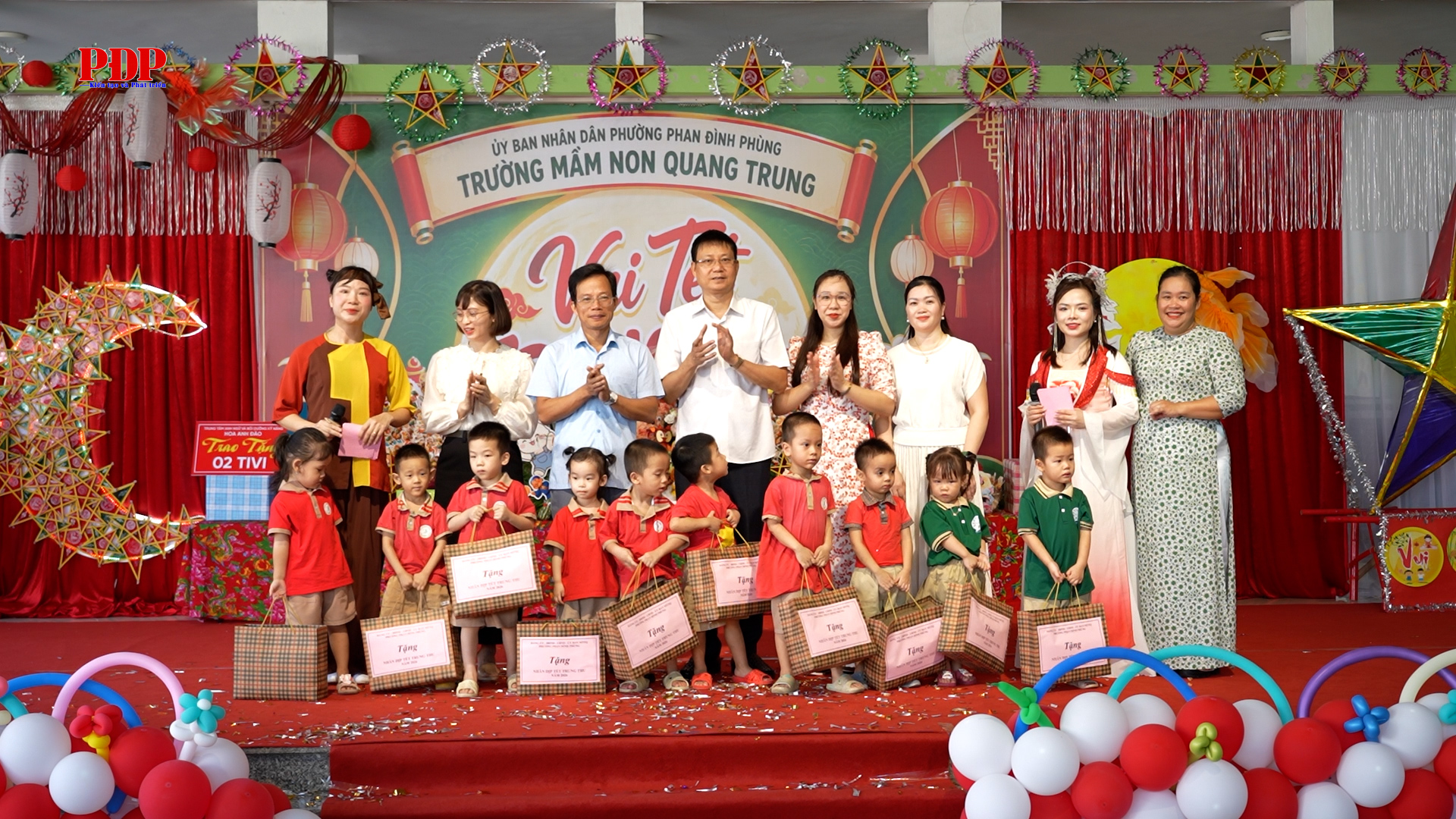 Đồng chí Chủ tịch HĐND phường Phan Đình Phùng thăm, tặng quà Trung thu tại trường mầm non Quang Trung