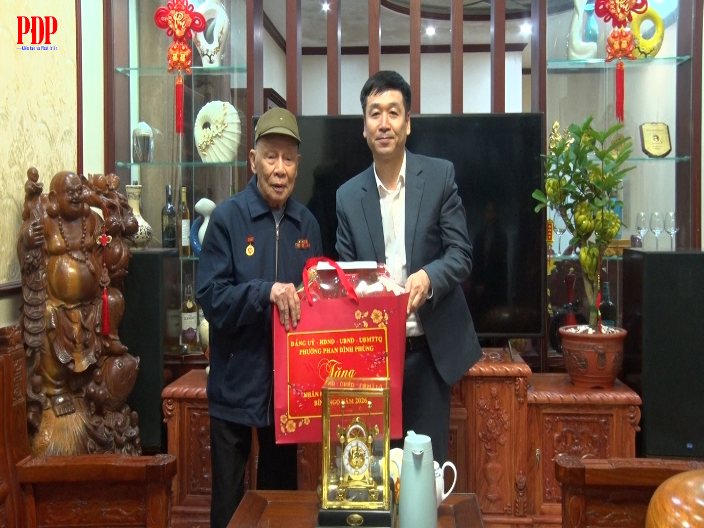Đồng chí Chủ tịch Uỷ ban MTTQ phường Phan Đình Phùng thăm, tặng quà người có công với cách mạng và người cao tuổi