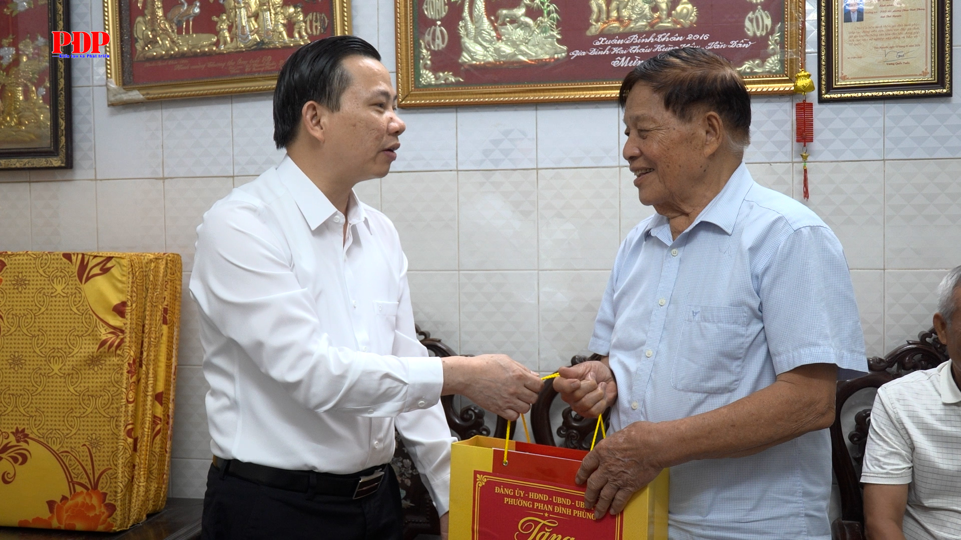 Đồng chí Phó Bí thư Đảng ủy, Chủ tịch UBND phường Phan Đình Phùng thăm, tặng quà người có công với cách mạng