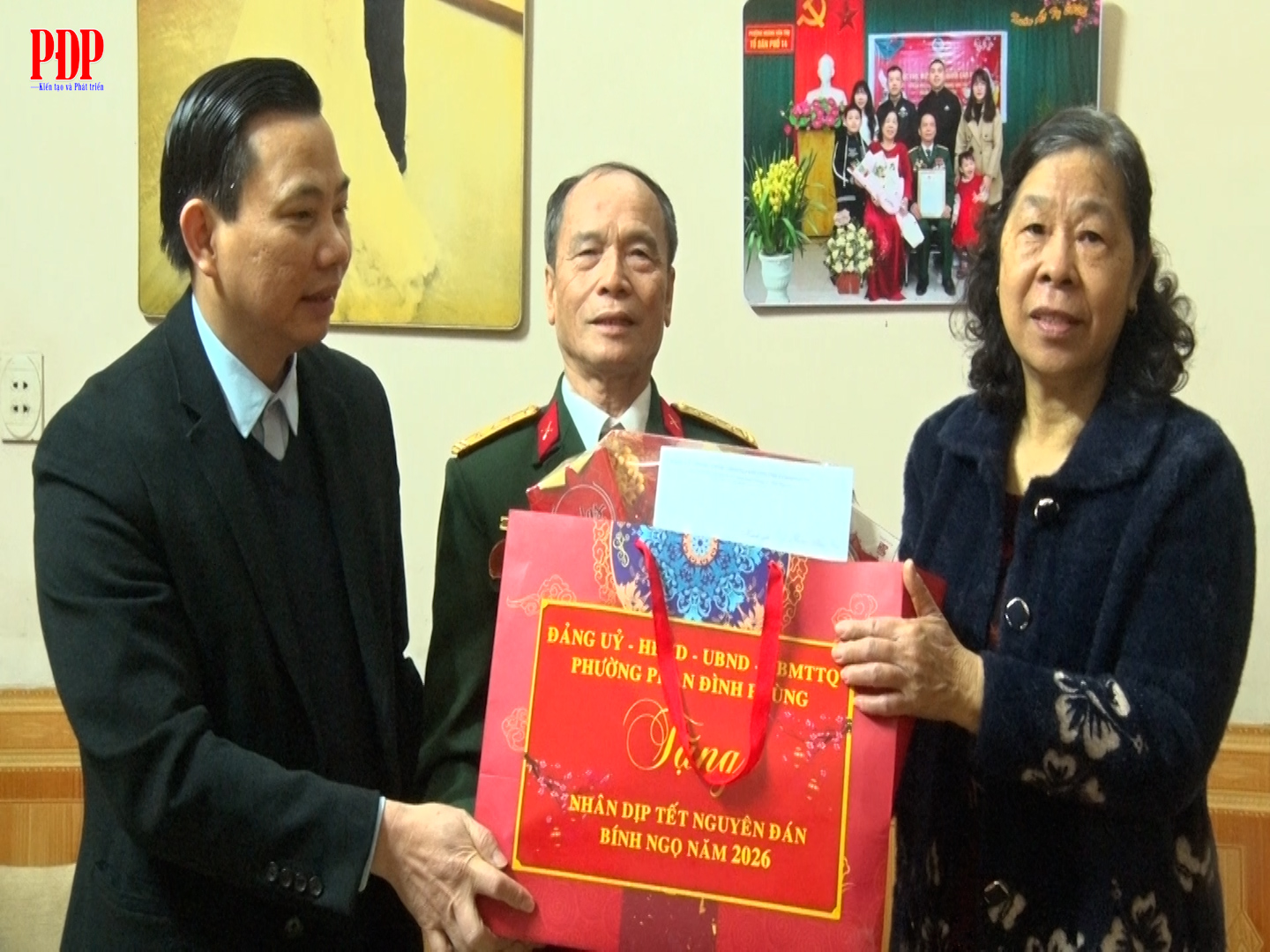 Đồng chí Phó Bí thư Đảng uỷ phường Phan Đình Phùng thăm, tặng quà người có công với cách mạng, người cao tuổi thọ 100 tuổi và trên 100 tuổi.