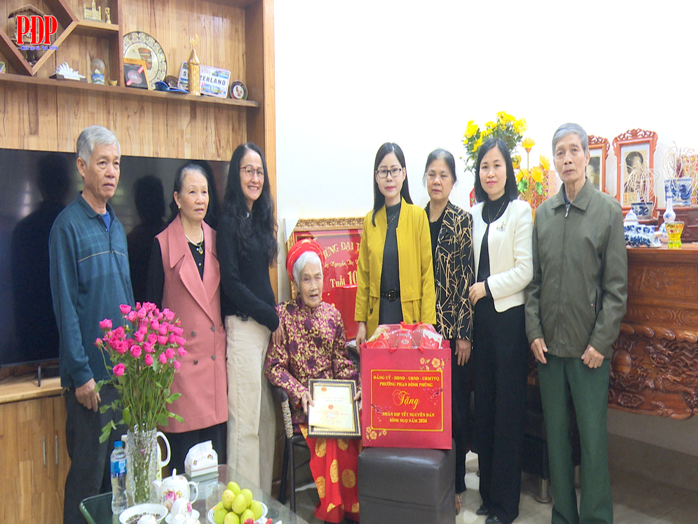 Đồng chí Phó Bí thư Thường trực Đảng uỷ, Chủ tịch HĐND phường Phan Đình Phùng thăm, tặng quà người có công với cách mạng, người cao tuổi