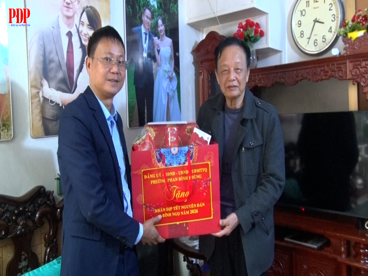 Đồng chí Phó chủ tịch HĐND phường Phan Đình Phùng tặng quà, chúc tết người có công với cách mạng, người cao tuổi