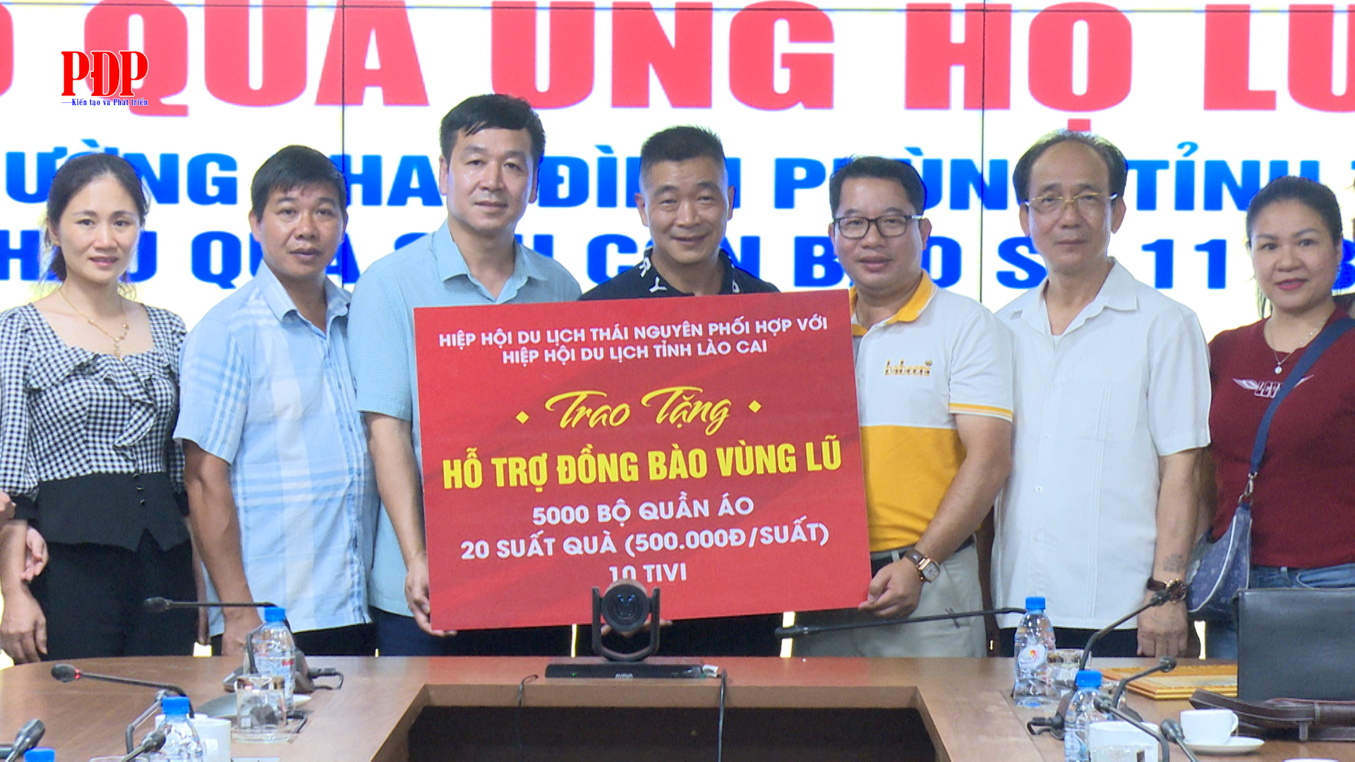 Hiệp hội Du lịch tỉnh Lào Cai trao quà khắc phục hậu quả thiên tai cho phường Phan Đình Phùng