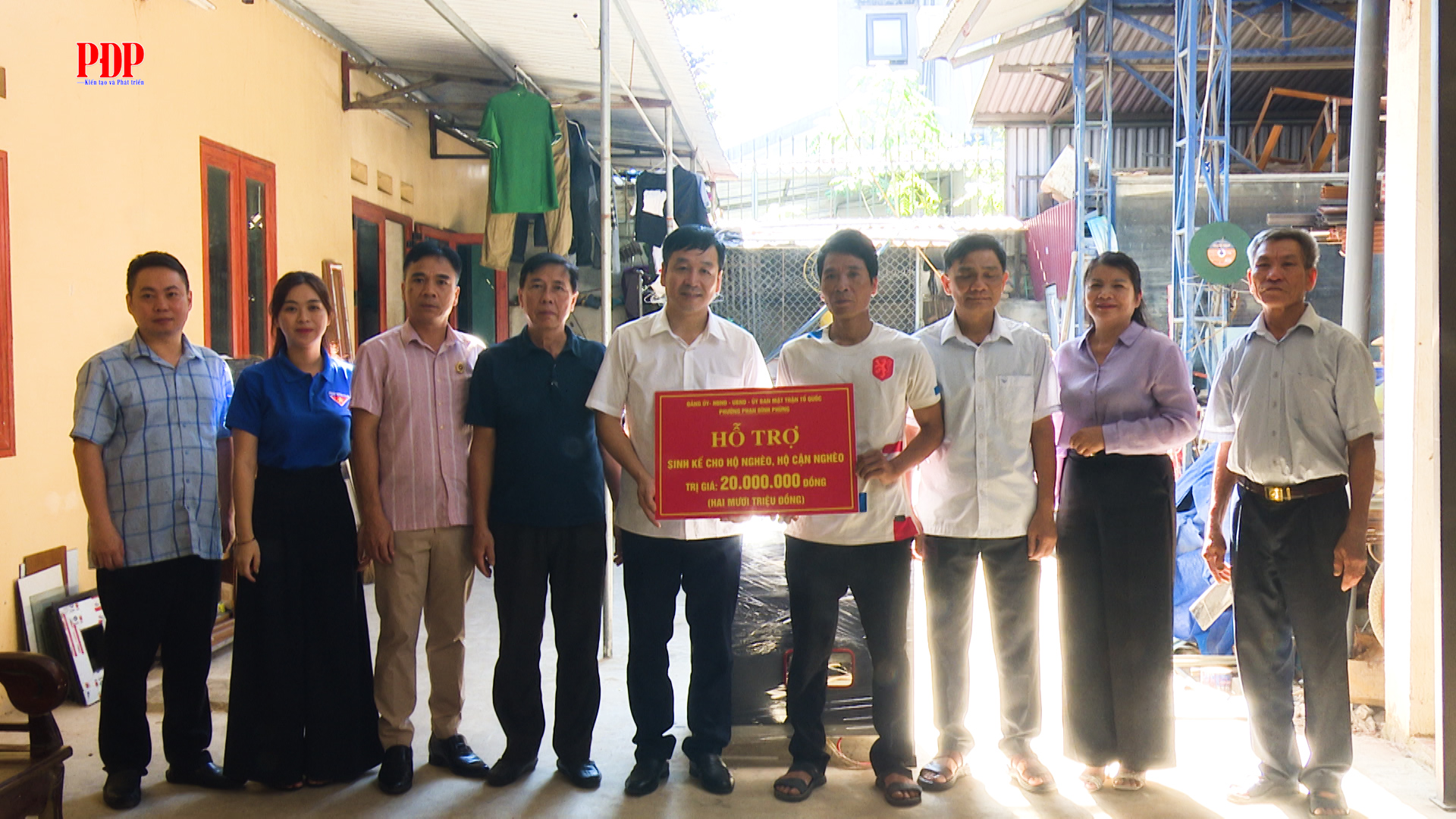Trao hỗ trợ phương tiện sinh kế cho gia đình ông Nguyễn Văn Quang, tổ 19 phường Phan Đình Phùng