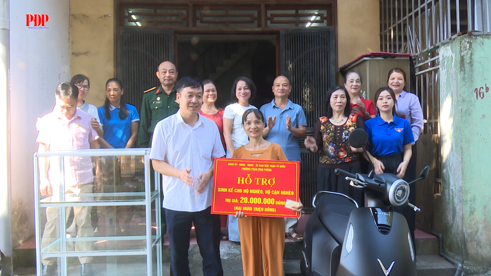 Trao hỗ trợ sinh kế cho hộ bà Nguyễn Thị Nga, tổ 39, phường Phan Đình Phùng.