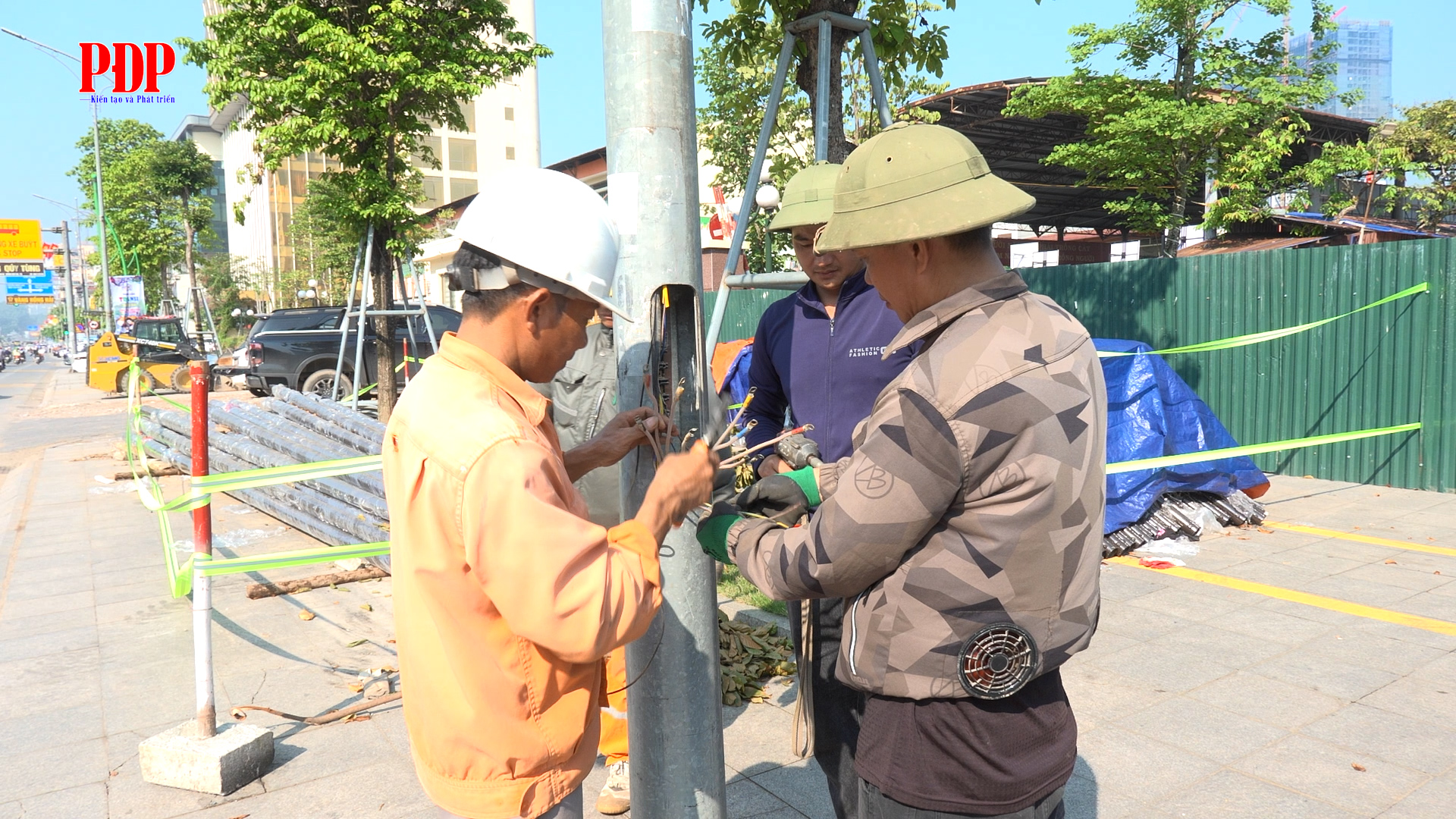 Từng bước hoàn thiện hệ thống chiếu sáng mới trên trục đường Hoàng Văn Thụ.