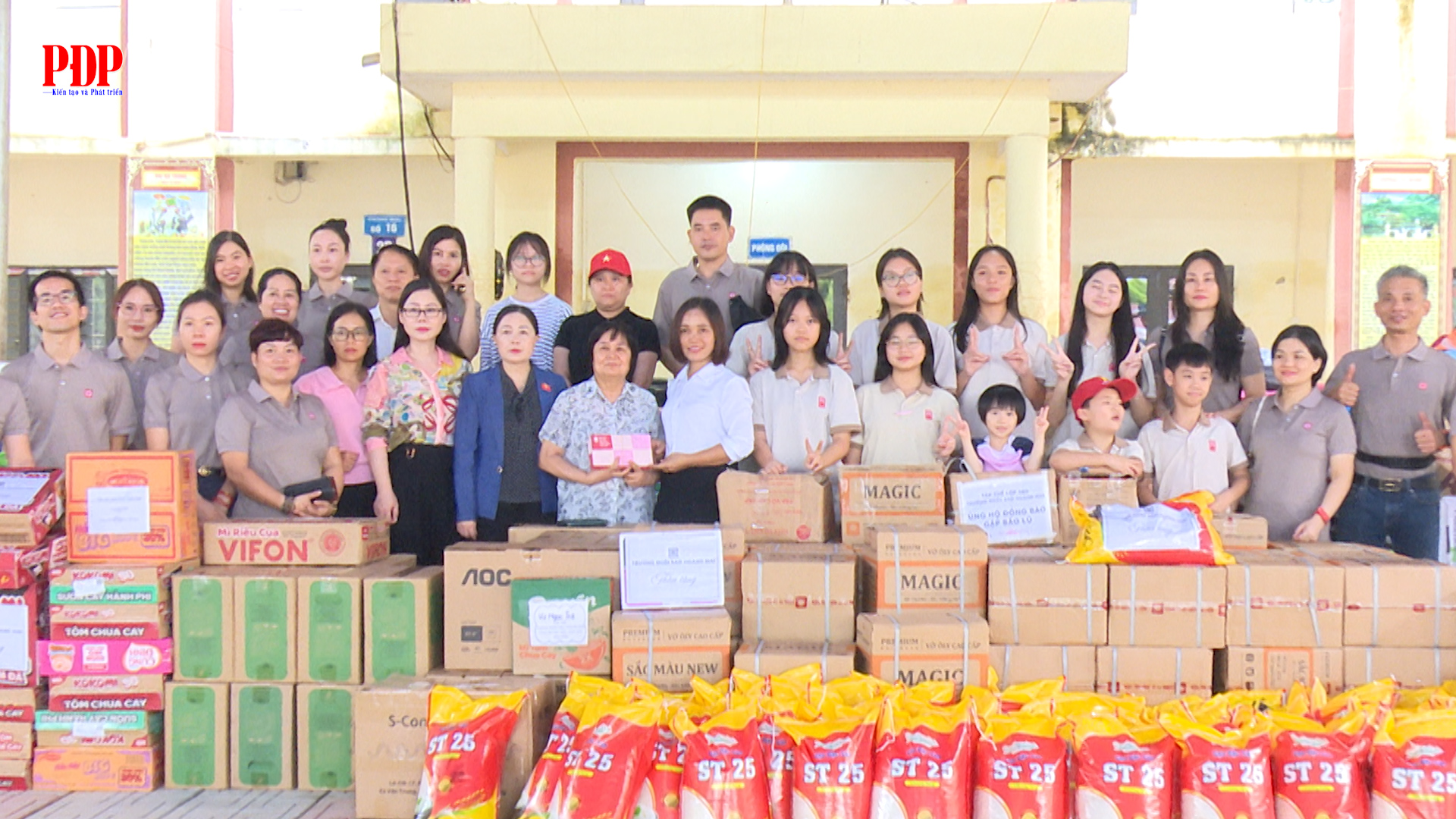 Trường TH, THCS, THPT Ngôi sao Hoàng Mai, Hà Nội tặng quà các trường học trên địa bàn phường Phan Đình Phùng