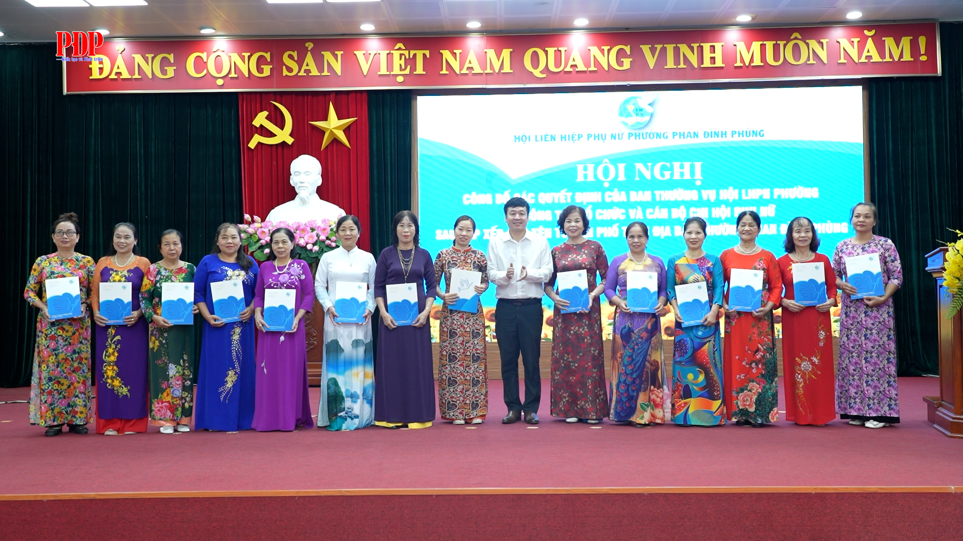 Hội Liên hiệp phụ nữ phường Phan Đình Phùng tổ chức Hội nghị công bố các Quyết định về công tác tổ chức cán bộ Chi hội Phụ nữ sau sắp xếp, sáp nhập tổ dân phố.