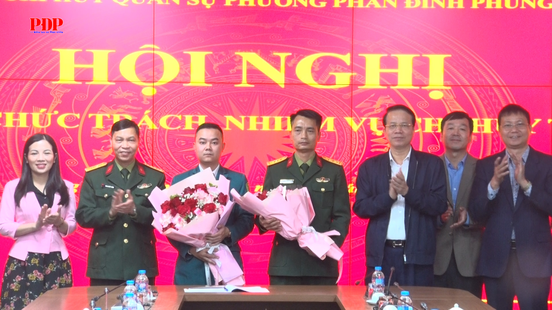 Hội nghị bàn giao chức trách nhiệm vụ Chỉ huy trưởng Ban chỉ huy Quân sự phường Phan Đình Phùng.
