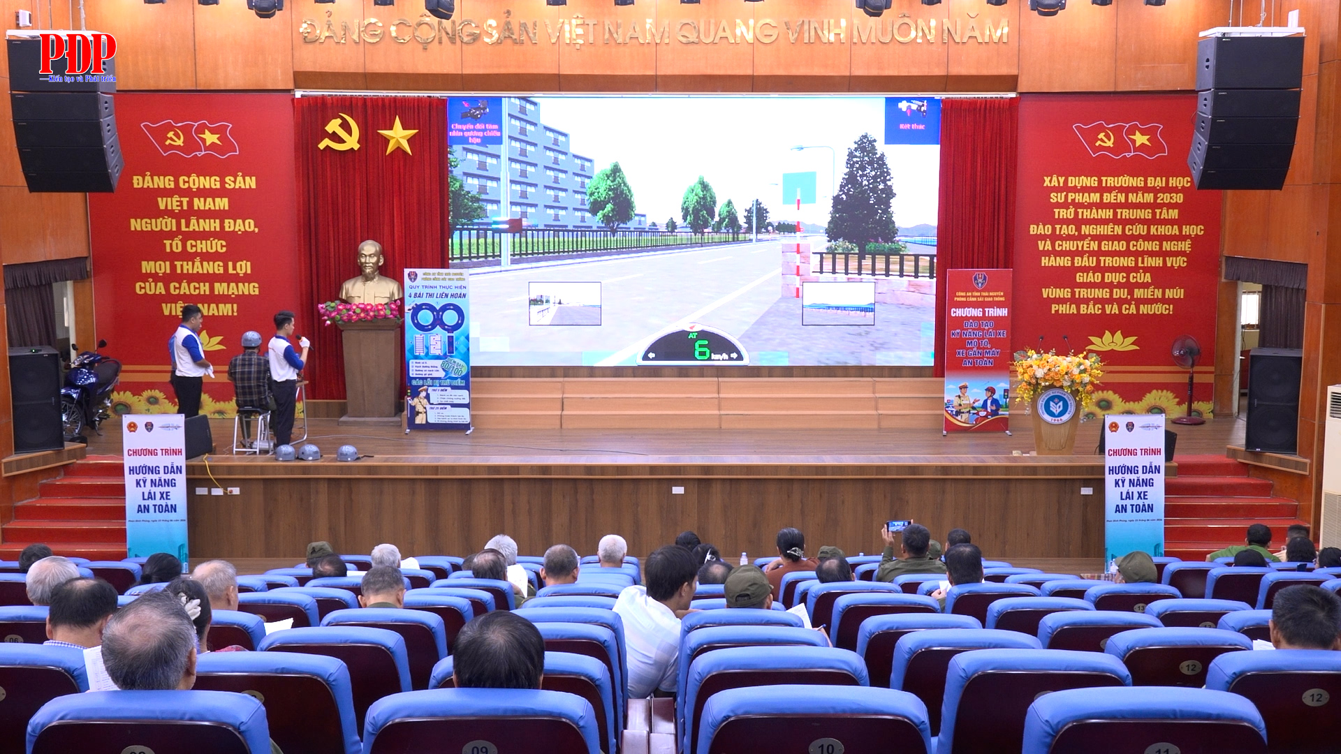 Hội nghị tuyên truyền, phổ biến pháp luật về trật tự an toàn giao thông và hướng dẫn kỹ năng lái xe mô tô, xe gắn máy an toàn