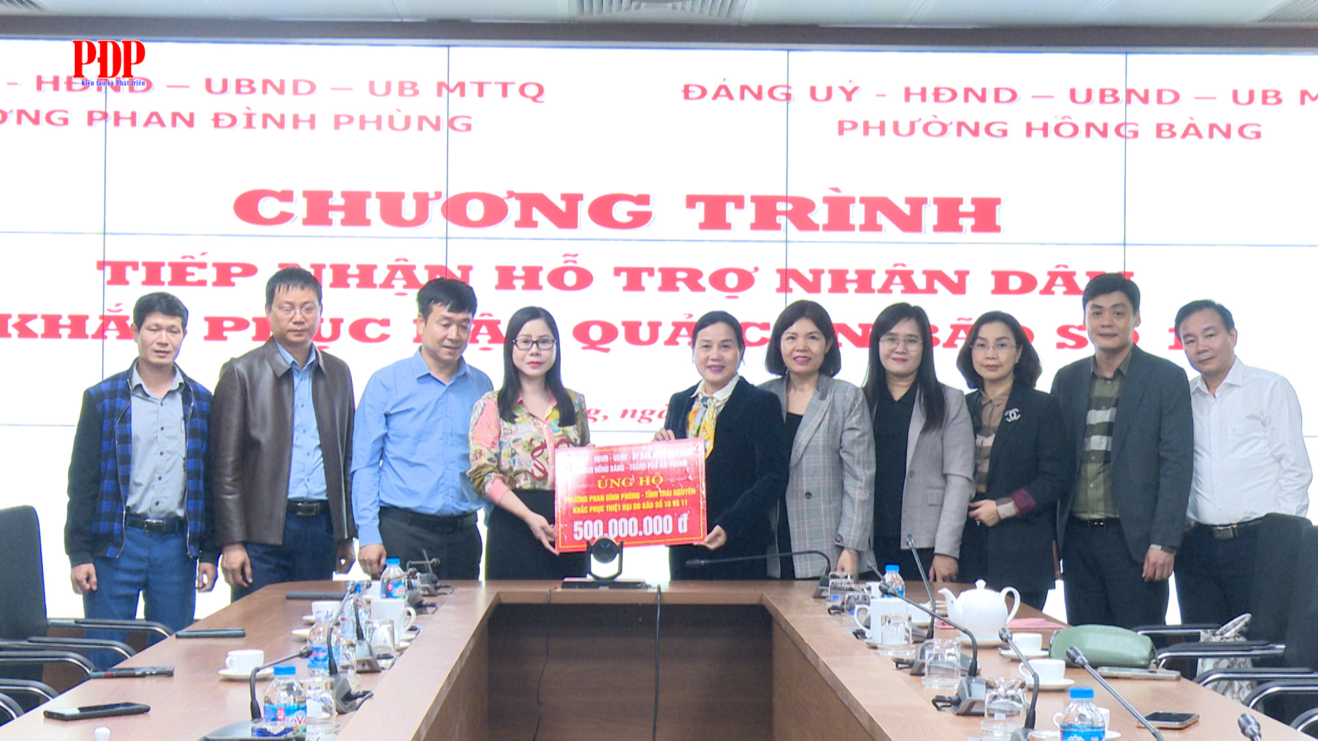 Đảng bộ, Chính quyền và Nhân dân phường Hồng Bàng trao tặng 500 triệu đồng hỗ trợ Nhân dân phường Phan Đình Phùng khắc phục hậu quả cơn bão số 11