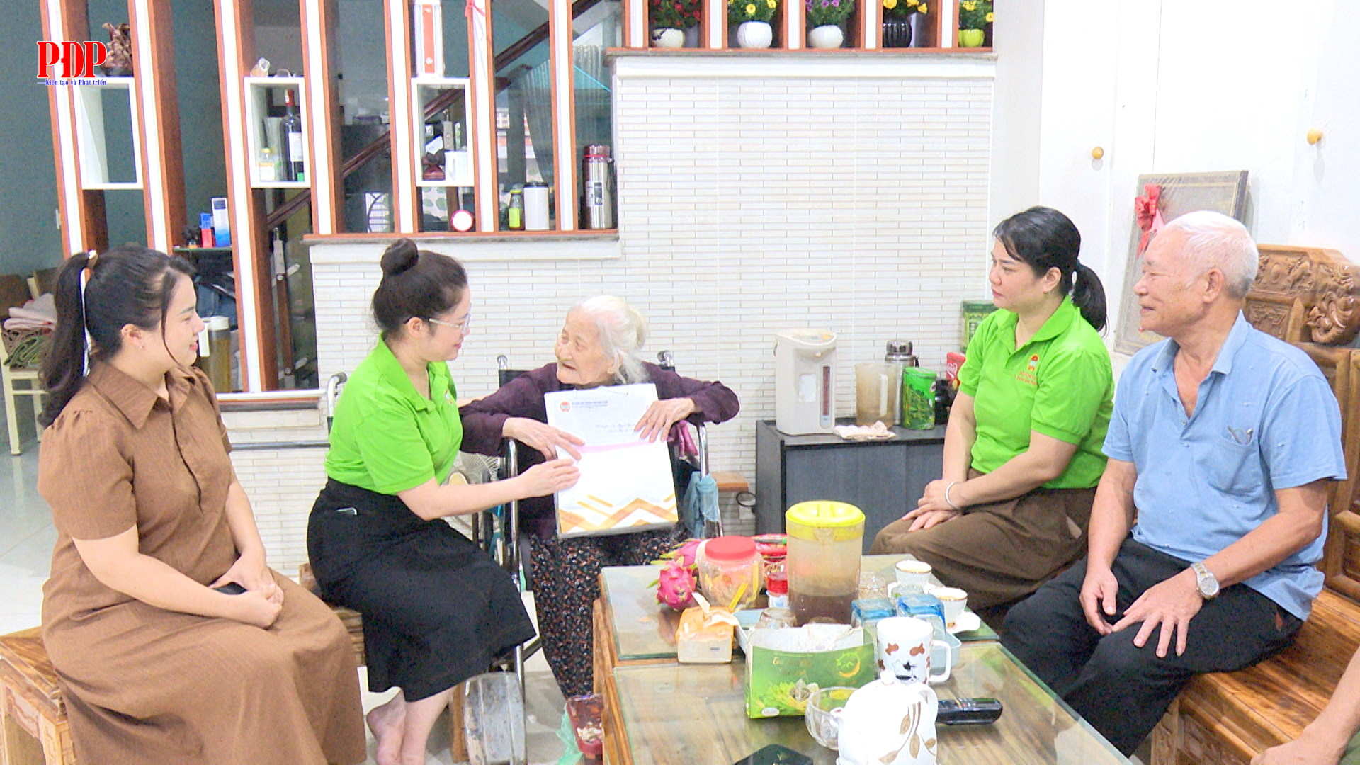 Hội nông dân phường Phan Đình Phùng: Thăm tặng quà các hội viên cao tuổi