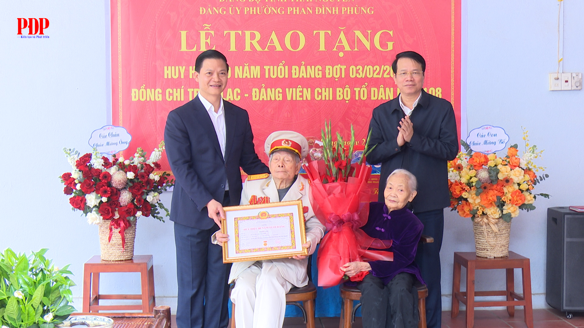 Đồng chí Phó Bí thư Tỉnh uỷ, Chủ tịch UBND Tỉnh Thái Nguyên trao tặng Huy hiệu 80 năm tuổi Đảng cho đảng viên thuộc Đảng bộ phường Phan Đình Phùng