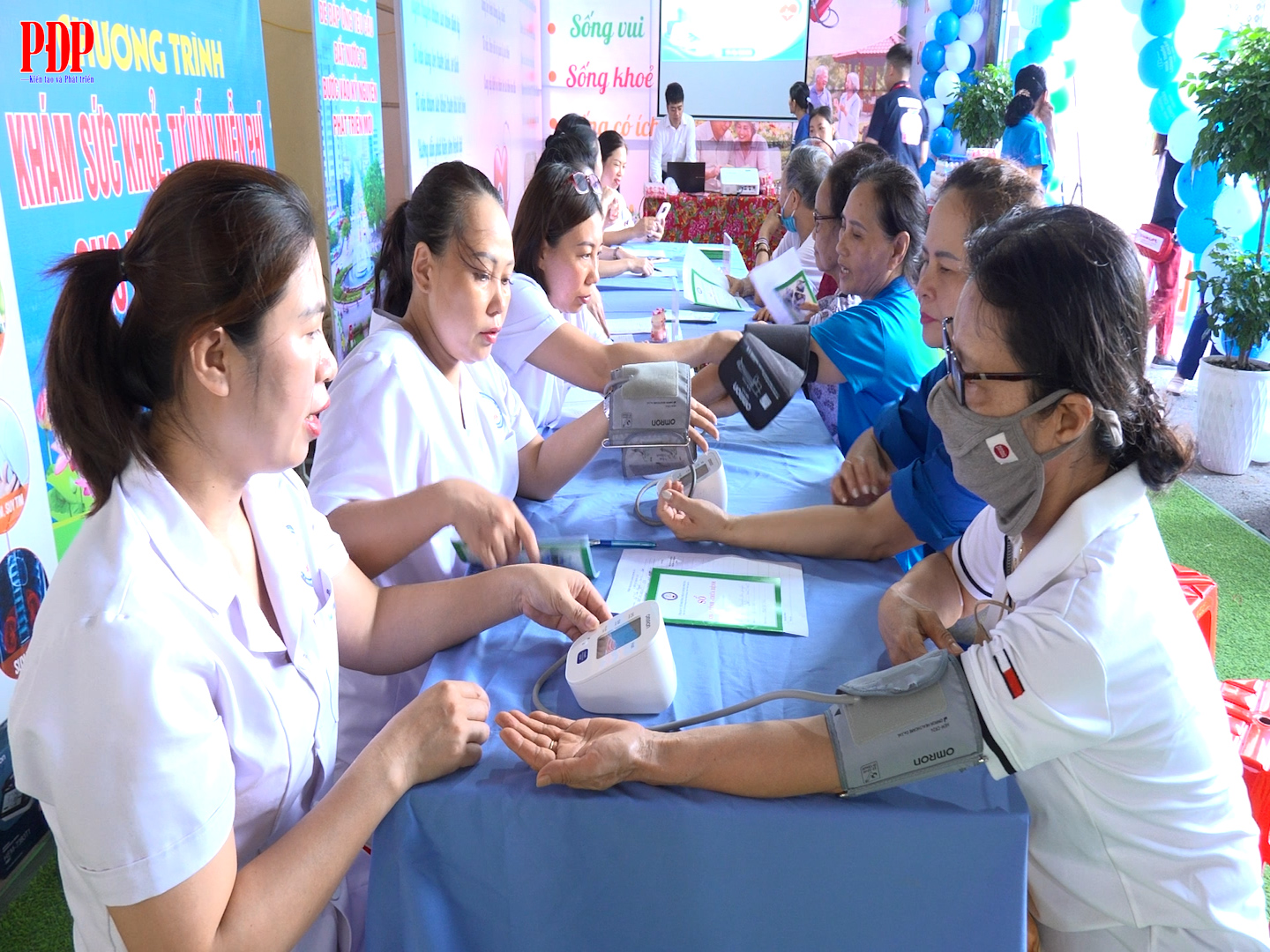 Khám bệnh, tư vấn, cấp thuốc miễn phí hưởng ứng Ngày thế giới phòng, chống tăng huyết áp 17/5