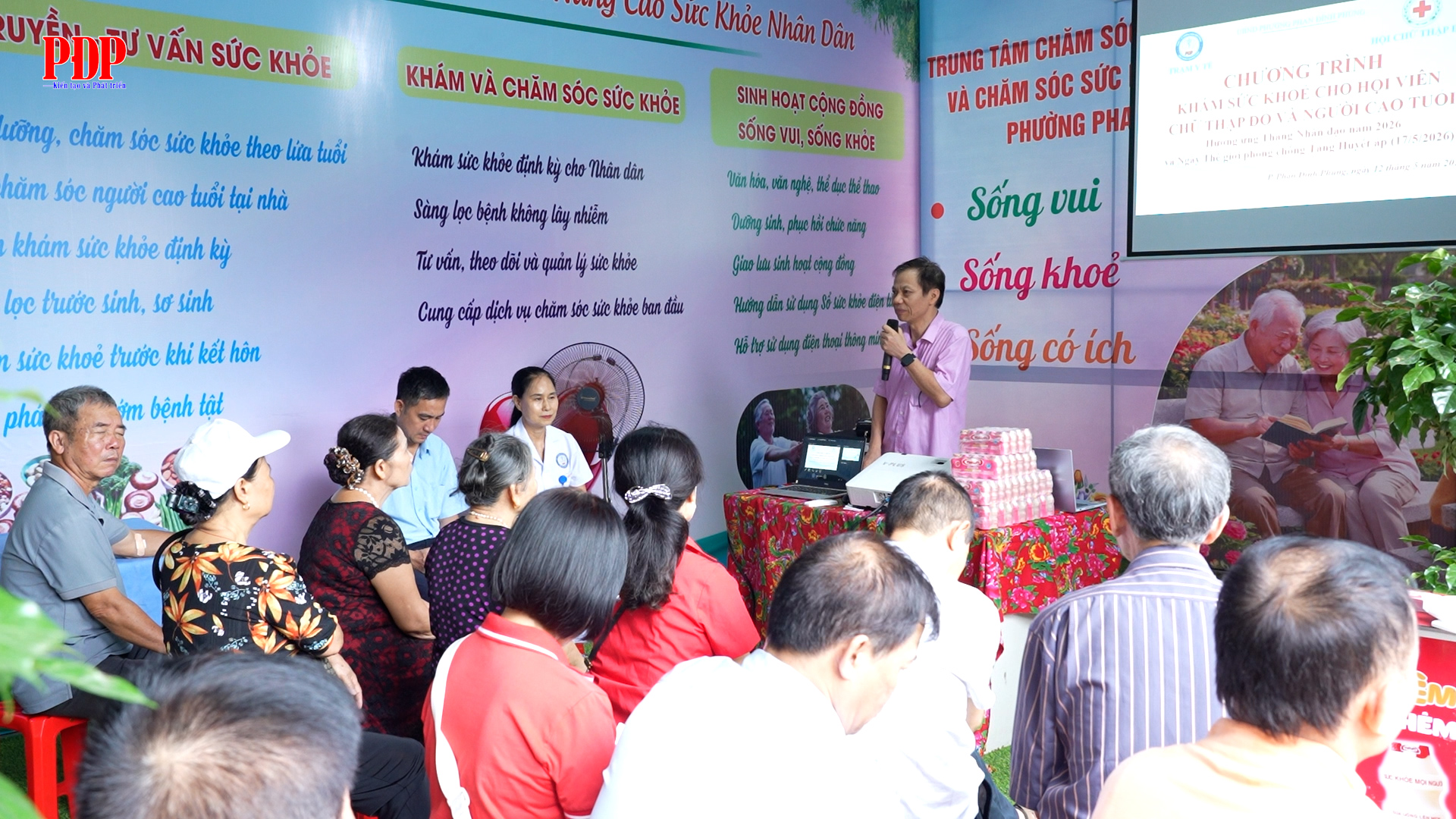 Khám sức khoẻ cho hội viên chữ thập đỏ và người cao tuổi