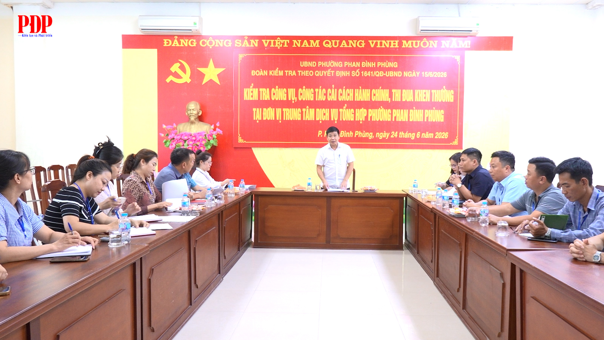 Kiểm tra công vụ, công tác cải cách hành chính, thi đua khen thưởng tại Trung tâm Dịch vụ tổng hợp phường Phan Đình Phùng