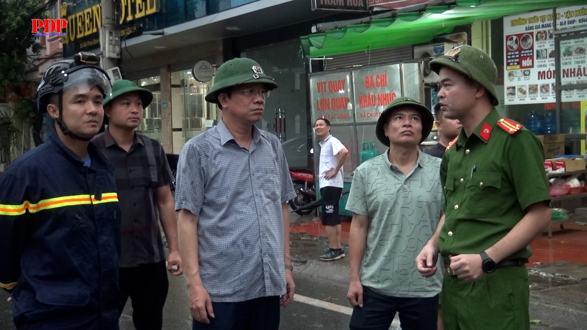Lãnh đạo phường Phan Đình Phùng trực tiếp kiểm tra, chỉ đạo khắc phục hậu quả thiên tai.