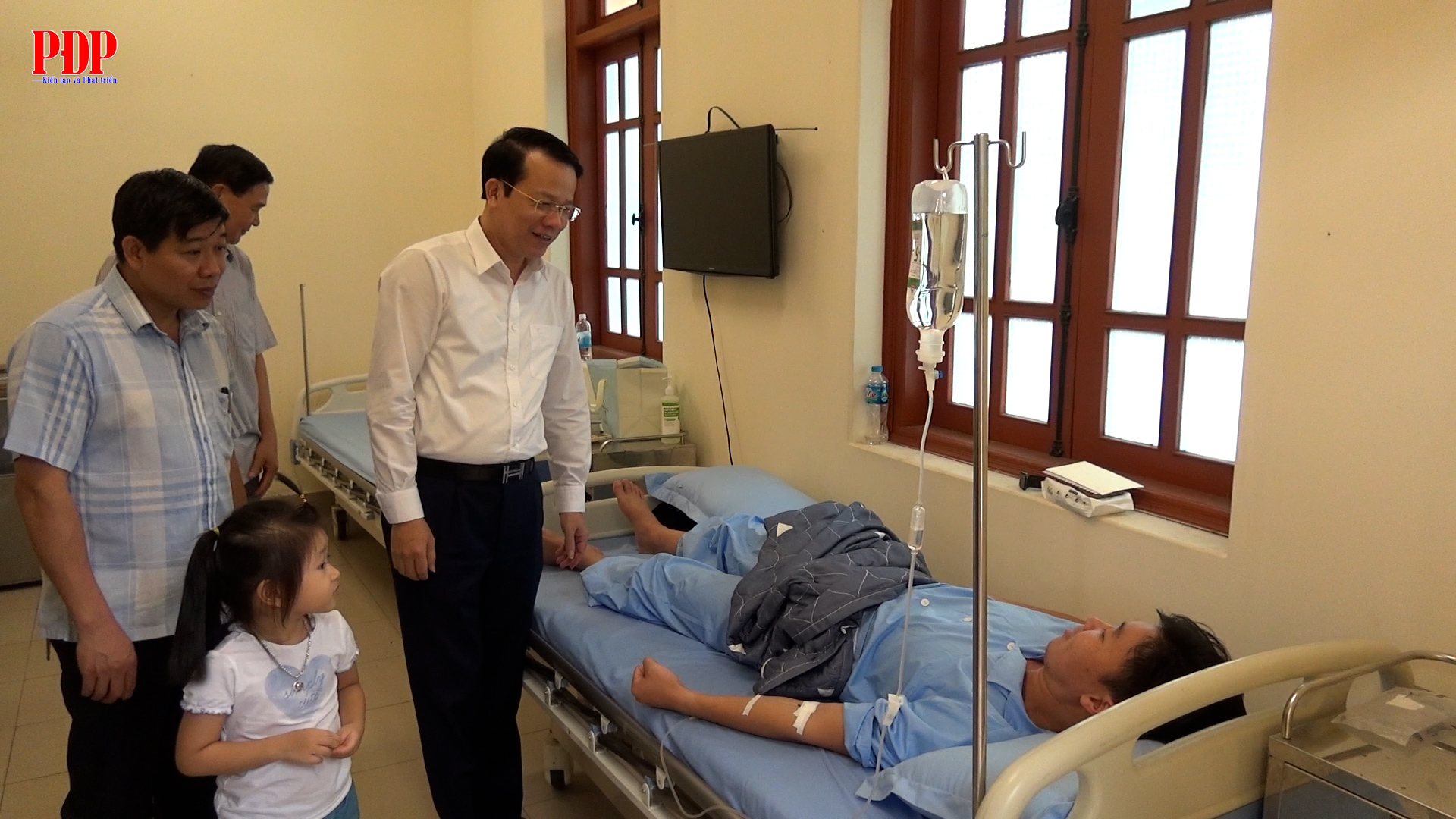 Thăm hỏi động viên cán bộ Công an bị thương trong quá trình thực hiện nhiệm vụ.