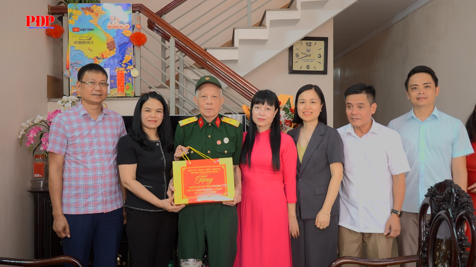 Đồng chí Bí thư Đảng ủy phường Phan Đình Phùng thăm, tặng quà người có công với cách mạng.