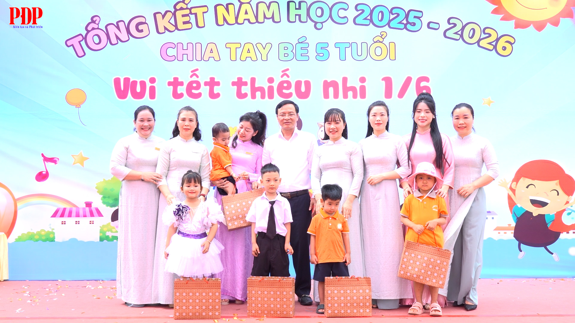 Lãnh đạo phường thăm, tặng quà trẻ em nhân ngày Quốc tế Thiếu nhi 1.6