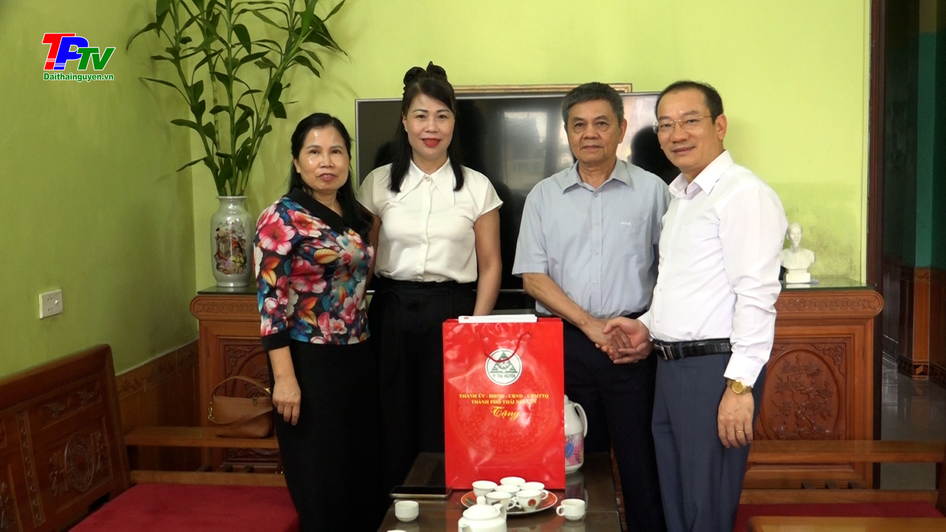 Lãnh đạo thành phố Thái Nguyên thăm, tặng quà cựu chiến binh tham gia chiến dịch Hồ Chí Minh.