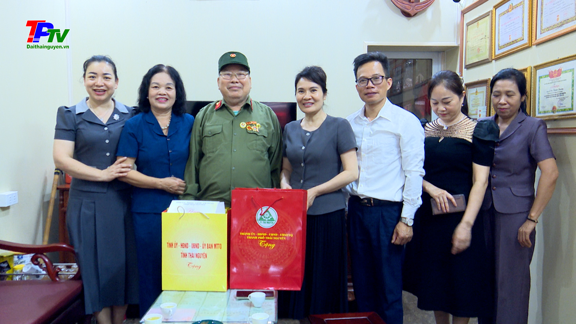 Lãnh đạo thành phố Thái Nguyên thăm, tặng quà người có công, gia đình chính sách tiêu biểu.