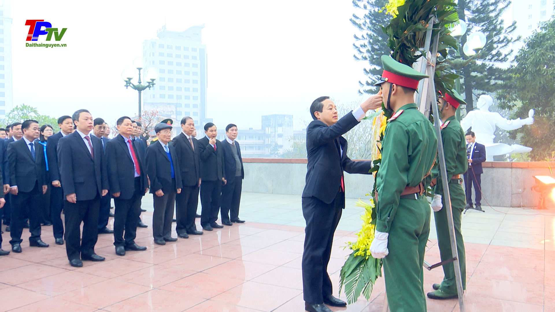 Đoàn đại biểu tỉnh Thái Nguyên dâng hương tưởng nhớ các Anh hùng liệt sĩ.