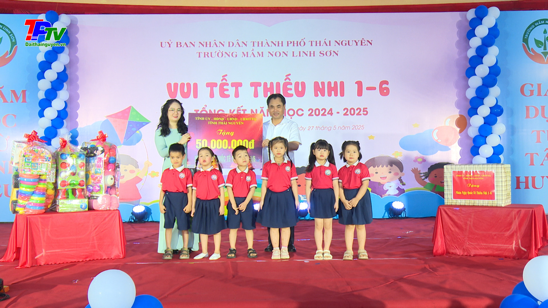 Lãnh đạo tỉnh thăm, tặng quà trẻ em nhân Ngày Quốc tế Thiếu nhi.