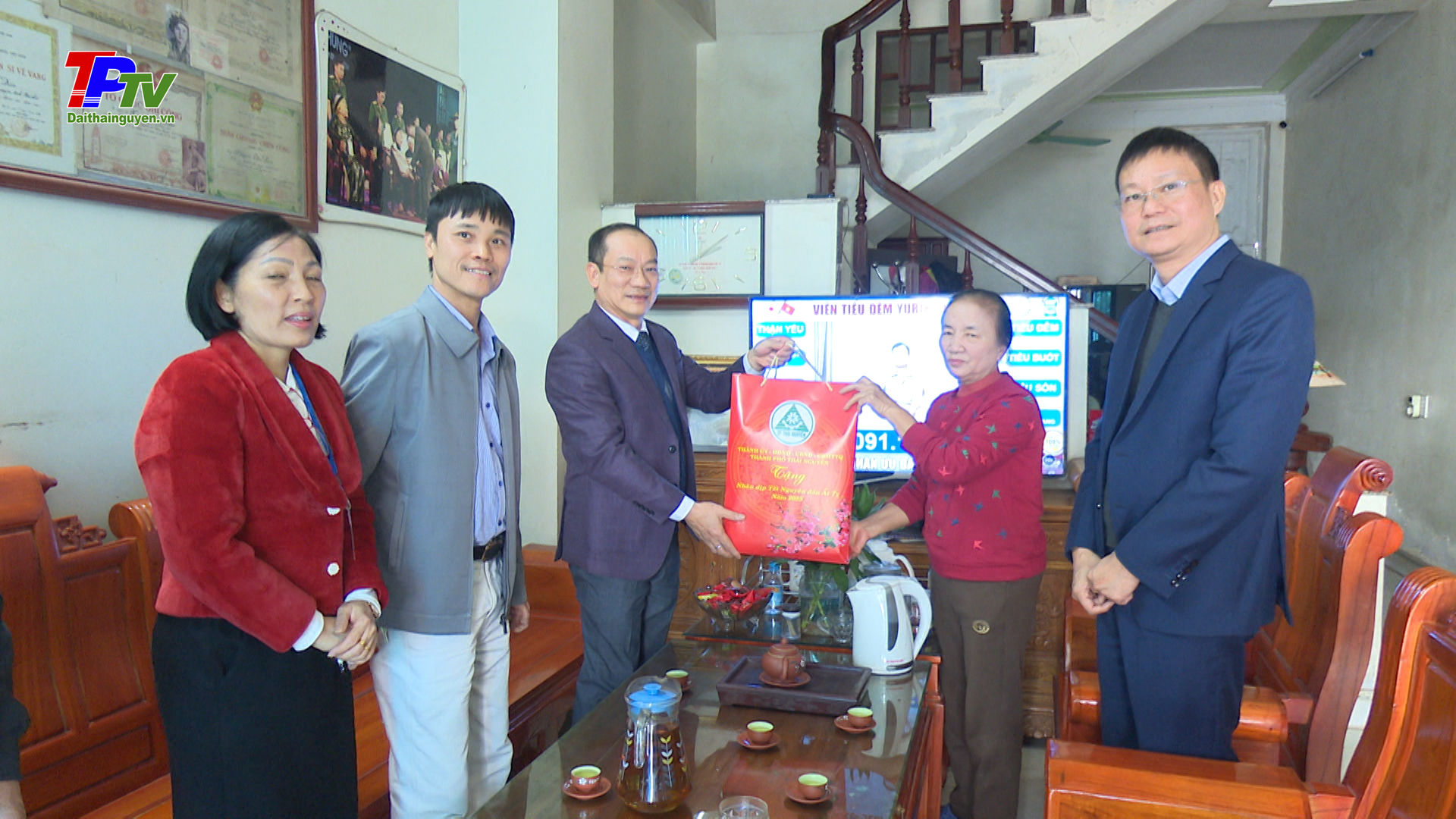 Lãnh đạo thành phố Thái Nguyên thăm, tặng quà Tết các gia đình chính sách, hộ nghèo.