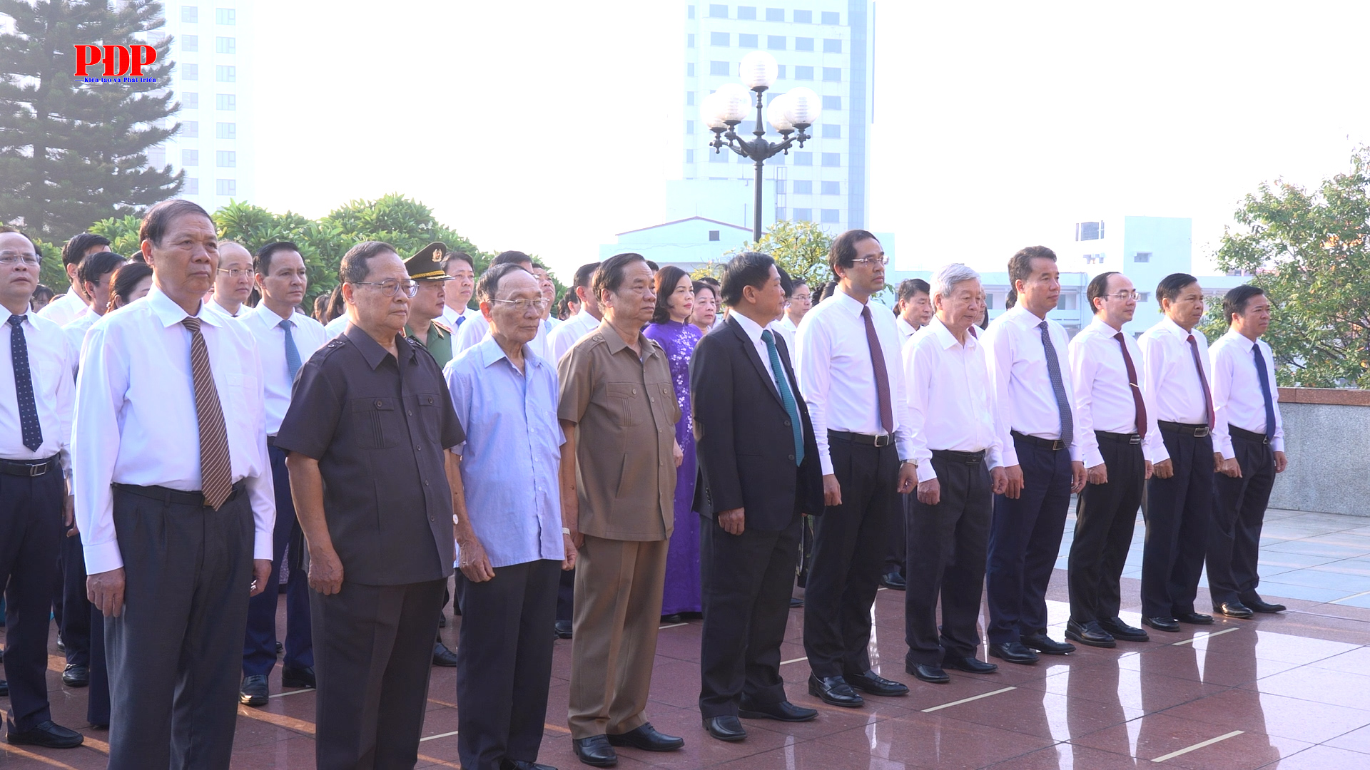 Dâng hương tri ân các Anh hùng liệt sĩ nhân kỷ niệm 195 năm Ngày thành lập tỉnh Thái Nguyên.