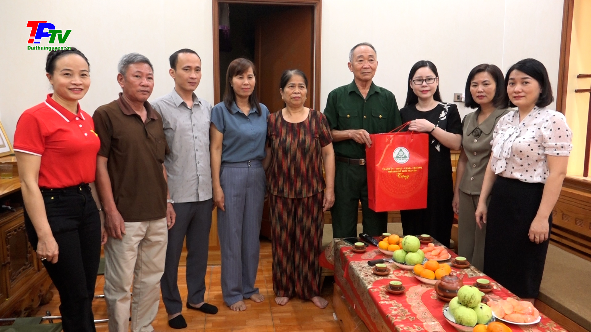 Lãnh đạo thành phố Thái Nguyên thăm, tặng quà người có công với cách mạng tại phường Cam Giá.