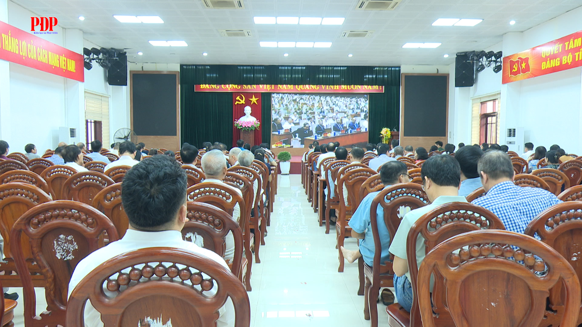 Đảng bộ phường Phan Đình Phùng tham dự Hội nghị toàn quốc nghiên cứu, học tập, quán triệt và triển khai thực hiện Nghị quyết Hội nghị lần thứ tư Ban Chấp hành Trung ương.
