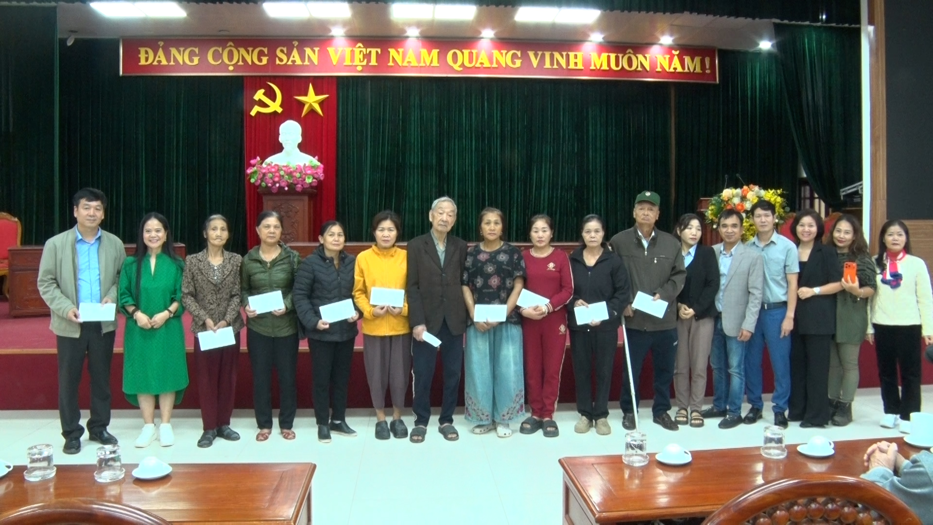 Nhiều doanh nghiệp, nhà hảo tâm chung tay hỗ trợ Nhân dân phường Phan Đình Phùng khắc phục hậu quả lụt bão