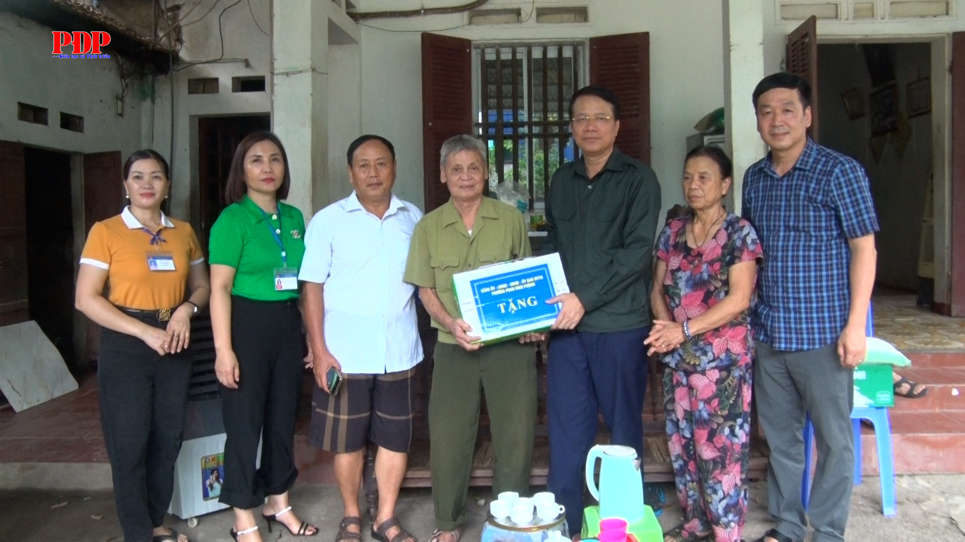 Đồng chí Bí thư Đảng ủy, Chủ tịch UBND phường Phan Đình Phùng thăm, động viên các gia đình chính sách bị ảnh hưởng nặng bởi cơn bão số 11.