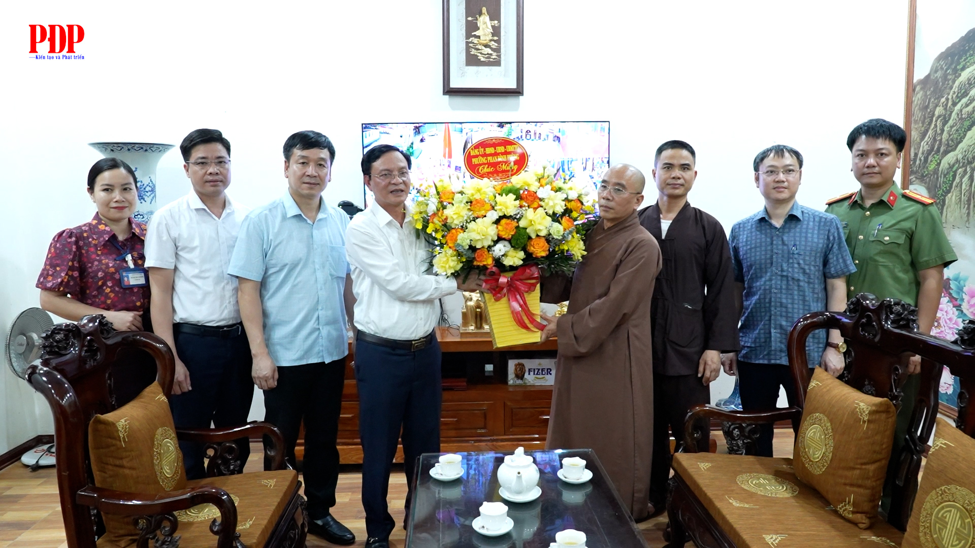 Phường Phan Đình Phùng thăm, tặng quà các cơ sở Phật giáo nhân Đại lễ Phật đản năm 2026