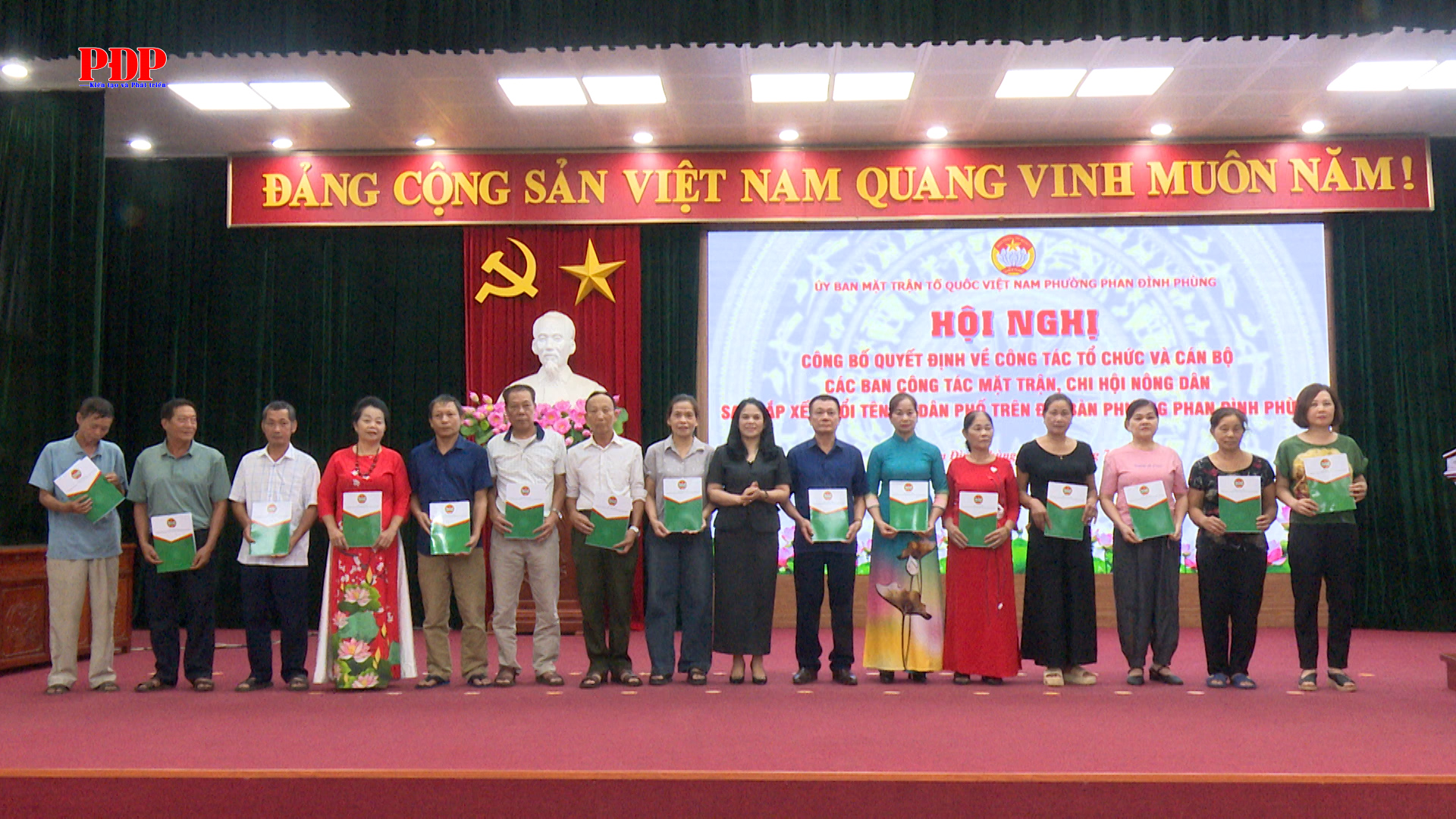 Phường Phan Đình Phùng: Công bố quyết định về công tác tổ chức, cán bộ các Ban công tác mặt trận, Chi hội Nông dân sau sắp xếp, đổi tên tổ dân phố.